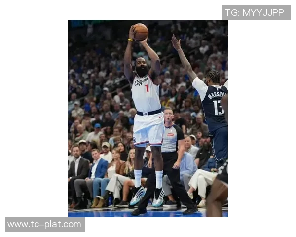 哈登连得6分完成2+1突破 随后撤步三分助力球队反击